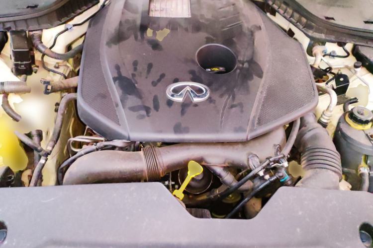 Used Infiniti Q50L 2016 2.0T Enjoyment Edition Engine Bay