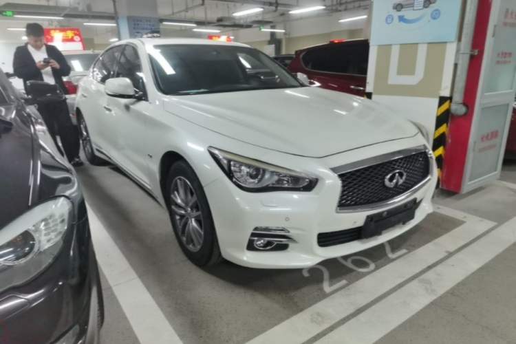 Used Infiniti Q50L 2016 2.0T Enjoyment Edition Front Right 45 Deg