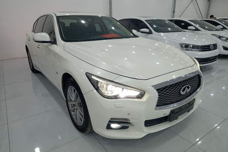 Used Infiniti Q50L 2016 2.0T Enjoyment Edition Front Right 45 Deg