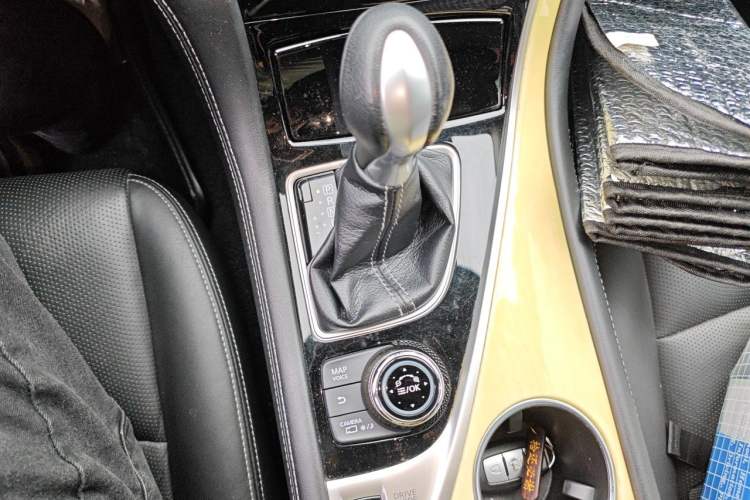 Used Infiniti Q50L 2016 2.0T Ambition Edition Gear Lever