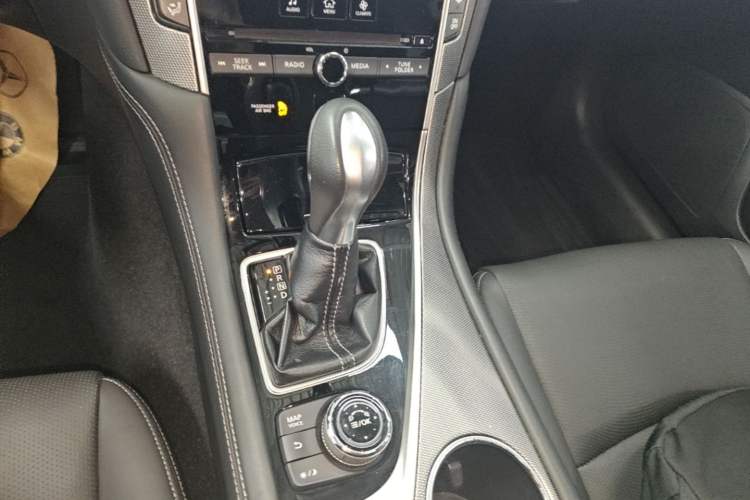 Used Infiniti Q50L 2016 2.0T Enjoyment Edition Gear Lever