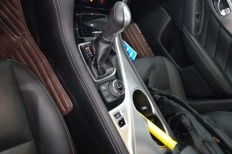 Used Infiniti Q50L 2016 2.0T Enjoyment Edition Gear Lever