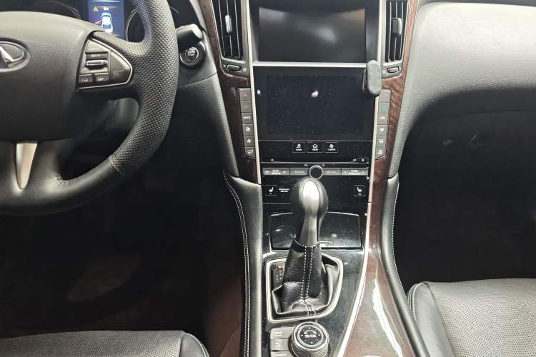 Used Infiniti Q50L 2016 2.0T Luxury Edition Interior 4