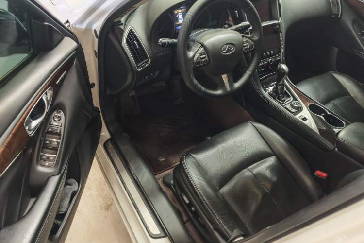 Used Infiniti Q50L 2016 2.0T Luxury Edition Interior 5