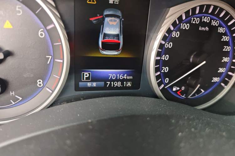 Used Infiniti Q50L 2016 2.0T Enjoyment Edition Odometer Close Up