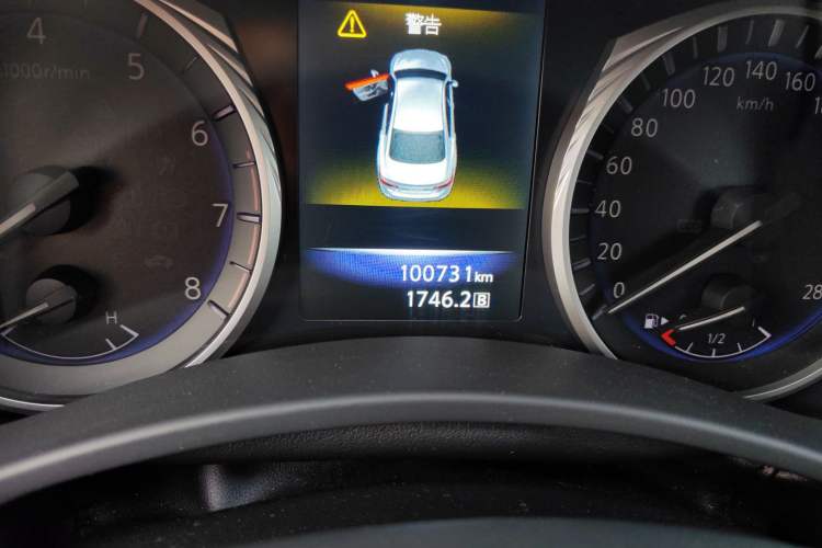 Used Infiniti Q50L 2016 2.0T Enjoyment Edition Odometer Close Up