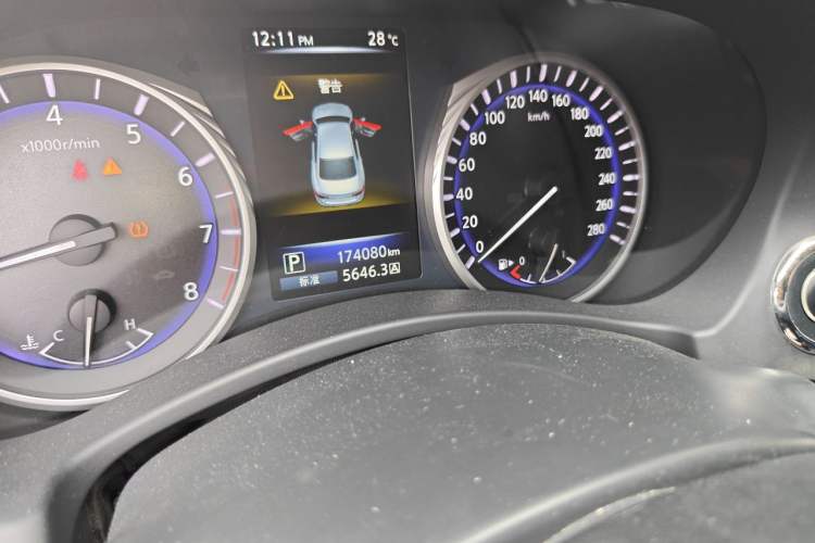 Used Infiniti Q50L 2016 2.0T Enjoyment Edition Odometer Close Up