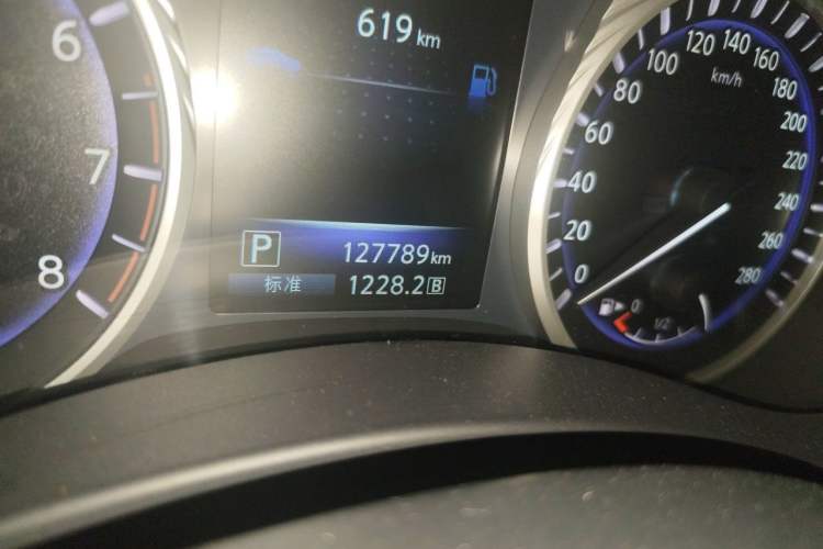 Used Infiniti Q50L 2016 2.0T Comfort Edition Odometer Close Up