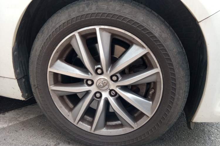 Used Infiniti Q50L 2016 2.0T Comfort Edition Right Front Wheel Hub
