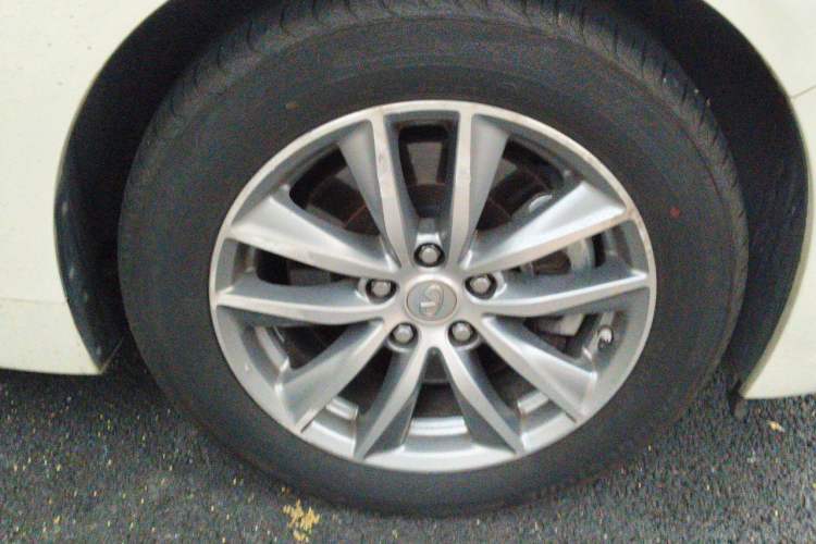 Used Infiniti Q50L 2016 2.0T Comfort Edition Right Front Wheel Hub