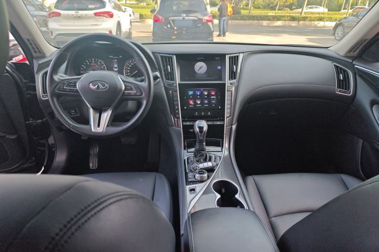 Used Infiniti Q50L 2018 2.0T Comfort Edition China VI Standard Center Console