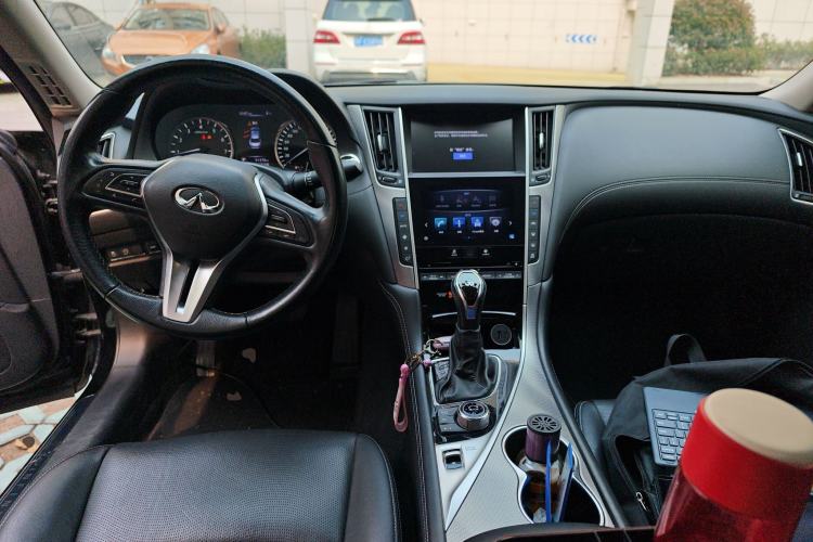Used Infiniti Q50L 2018 2.0T Enjoyment Version China V Standard Center Console