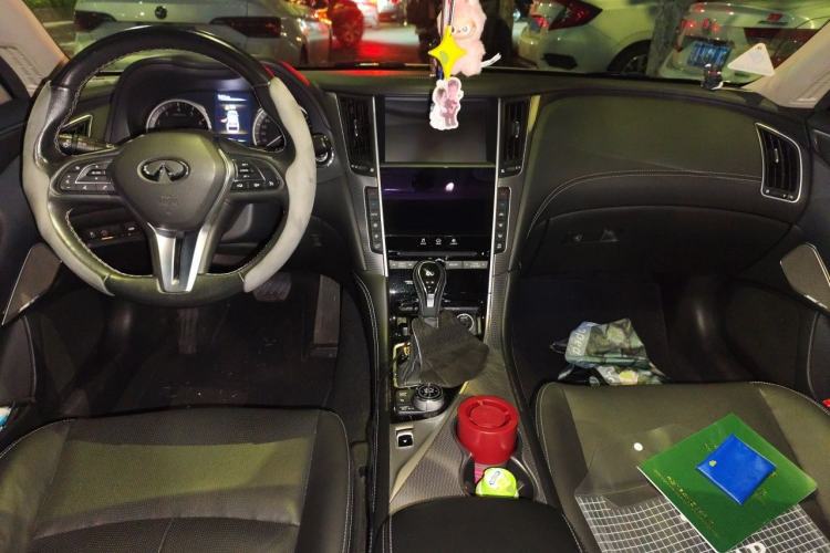 Used Infiniti Q50L 2018 2.0T Enjoyment Edition China V standard Center Console