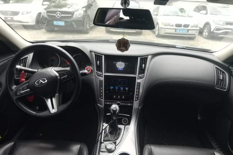 Used Infiniti Q50L 2018 2.0T Enjoyment Version China V Standard Center Console