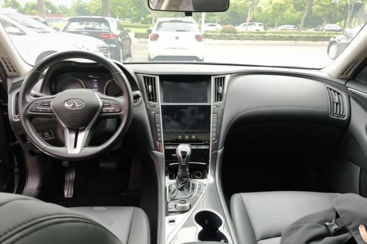 Used Infiniti Q50L 2018 2.0T Comfort Edition China VI Standard Center Console
