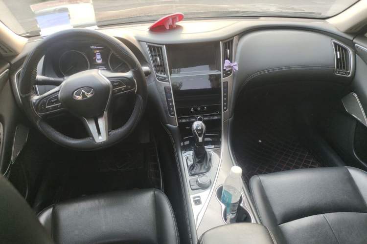 Used Infiniti Q50L 2018 2.0T Enjoyment Edition China V standard Center Console