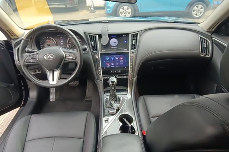 Used Infiniti Q50L 2018 2.0T Comfort Edition China V Standard Center Console