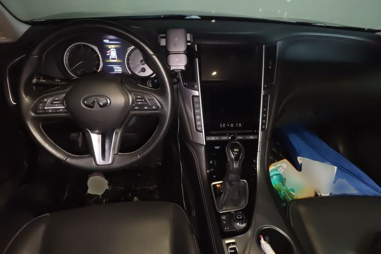 Used Infiniti Q50L 2018 2.0T Enjoyment Version China V Standard Center Console