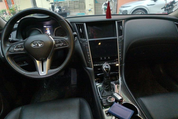 Used Infiniti Q50L 2018 2.0T Comfort Edition China V Standard Center Console