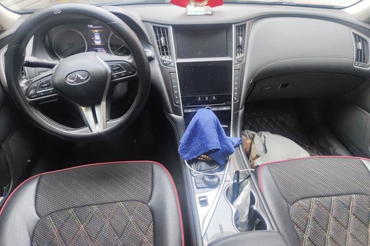 Used Infiniti Q50L 2018 2.0T Comfort Edition China VI Standard Center Console
