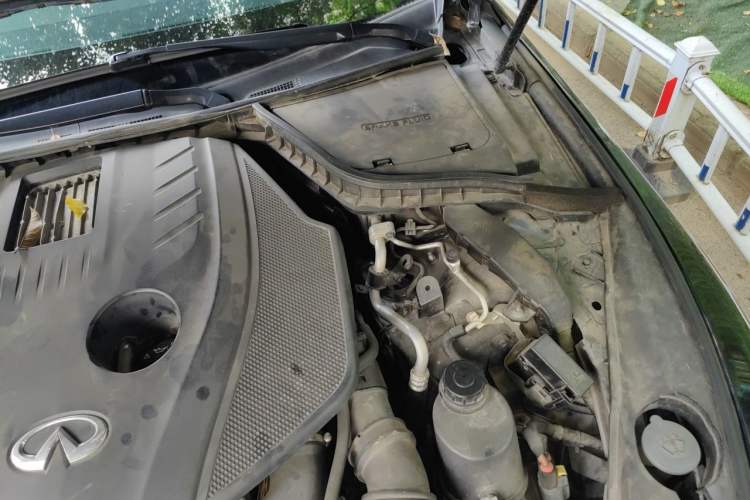Used Infiniti Q50L 2018 2.0T Comfort Edition China VI Standard Engine Bay Left
