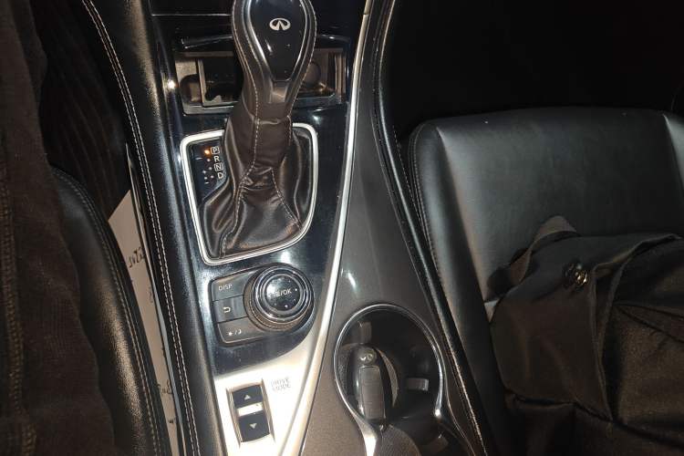 Used Infiniti Q50L 2018 2.0T Comfort Edition China VI Standard Gear Lever