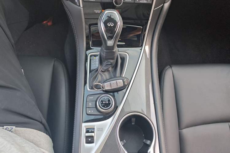 Used Infiniti Q50L 2018 2.0T Comfort Edition China VI Standard Gear Lever