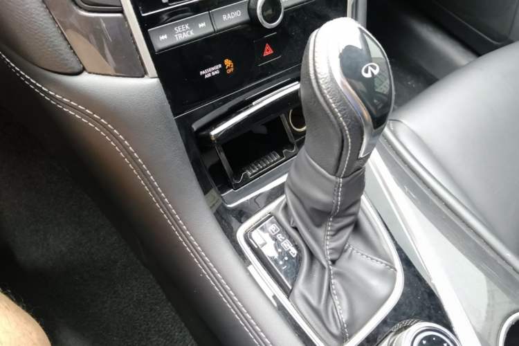 Used Infiniti Q50L 2018 2.0T Comfort Edition China VI Standard Gear Lever