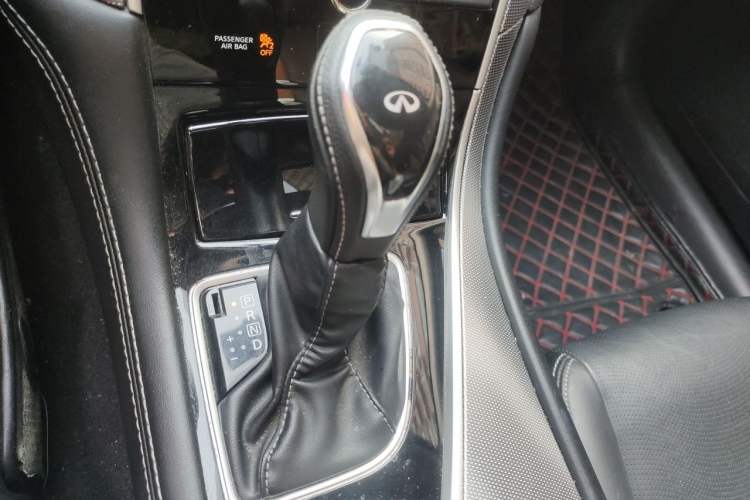 Used Infiniti Q50L 2018 2.0T Enjoyment Edition China V standard Gear Lever