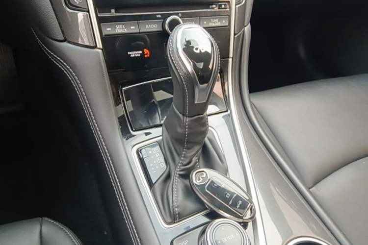 Used Infiniti Q50L 2018 2.0T Comfort Edition China V Standard Gear Lever