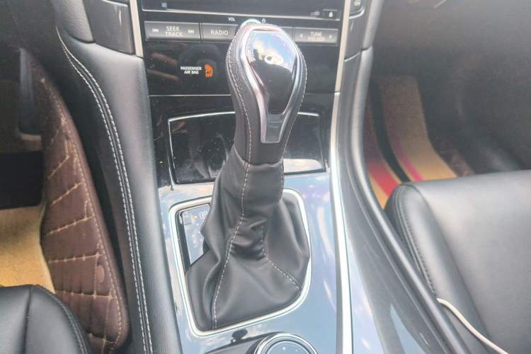Used Infiniti Q50L 2018 2.0T Comfort Edition China VI Standard Gear Lever