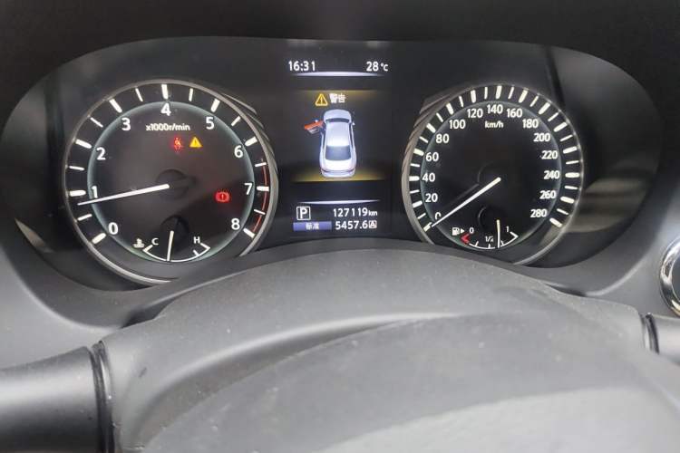 Used Infiniti Q50L 2018 2.0T Comfort Edition China VI Standard Odometer Close Up