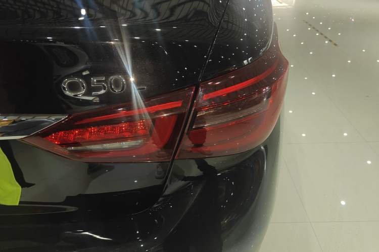 Used Infiniti Q50L 2018 2.0T Comfort Edition China VI Standard Right Rear Taillight