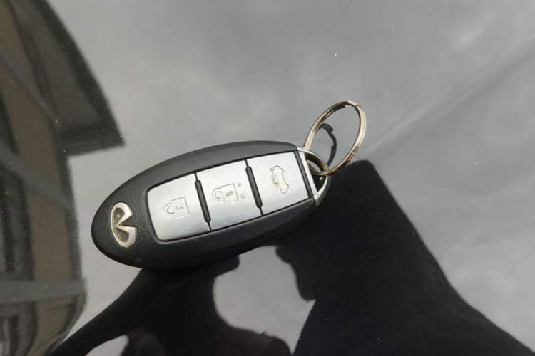 Used Infiniti Q50L 2018 2.0T Comfort Edition China VI Standard Vehicle Key