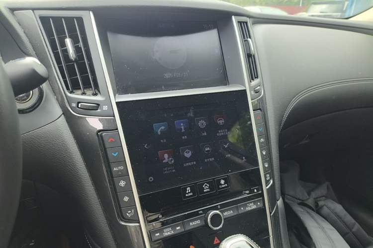 Used Infiniti Q50L 2018 2.0T Comfort Edition China VI Standard Audio And AC Panel