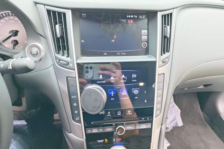 Used Infiniti Q50L 2018 2.0T Enjoyment Version China VI Standard Audio And AC Panel