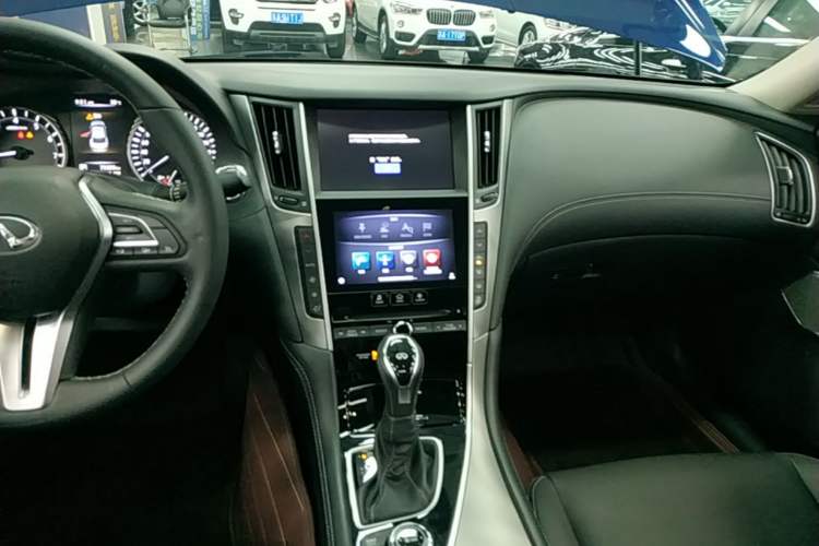 Used Infiniti Q50L 2018 2.0T Enjoyment Version China VI Standard Audio And AC Panel
