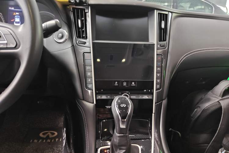 Used Infiniti Q50L 2018 2.0T Comfort Edition China VI Standard Audio And AC Panel