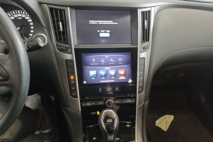 Used Infiniti Q50L 2018 2.0T Enjoyment Version China VI Standard Audio And AC Panel