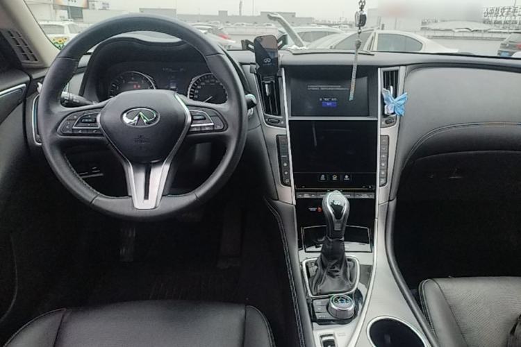 Used Infiniti Q50L 2018 2.0T Enjoyment Version China VI Standard Center Console