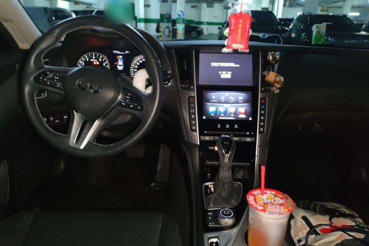 Used Infiniti Q50L 2018 2.0T Enjoyment Version China V Standard Center Console