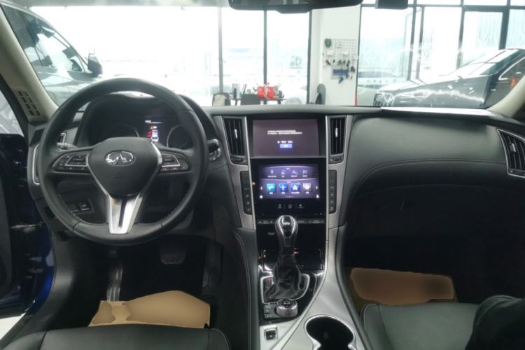 Used Infiniti Q50L 2018 2.0T Enjoyment Version China VI Standard Center Console