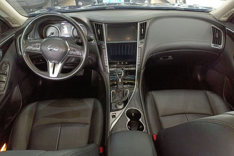 Used Infiniti Q50L 2018 2.0T Comfort Edition China VI Standard Center Console