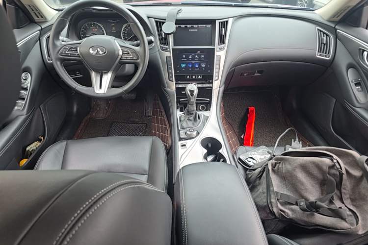 Used Infiniti Q50L 2018 2.0T Enjoyment Version China V Standard Center Console
