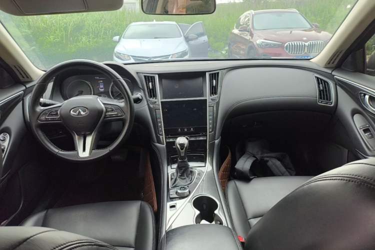 Used Infiniti Q50L 2018 2.0T Comfort Edition China VI Standard Center Console