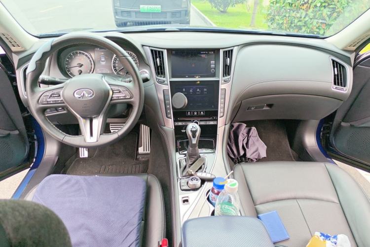 Used Infiniti Q50L 2018 2.0T Enjoyment Version China VI Standard Center Console