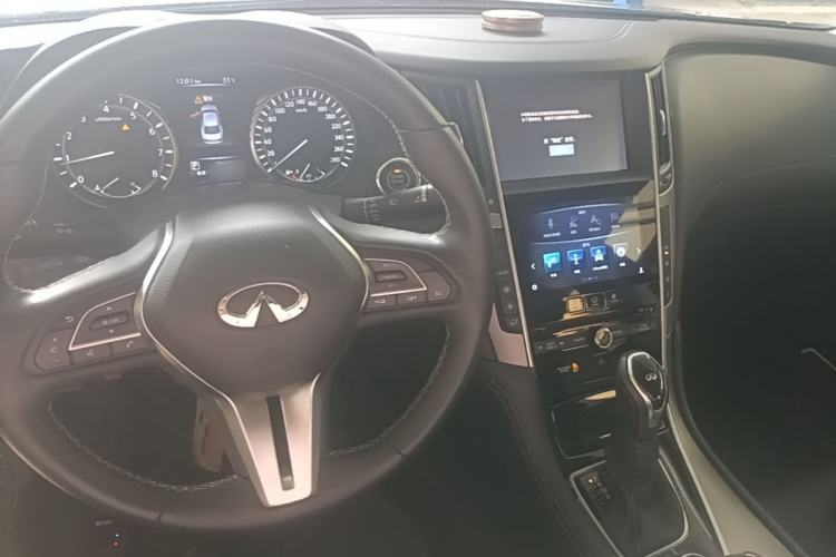 Used Infiniti Q50L 2018 2.0T Enjoyment Version China VI Standard Center Console