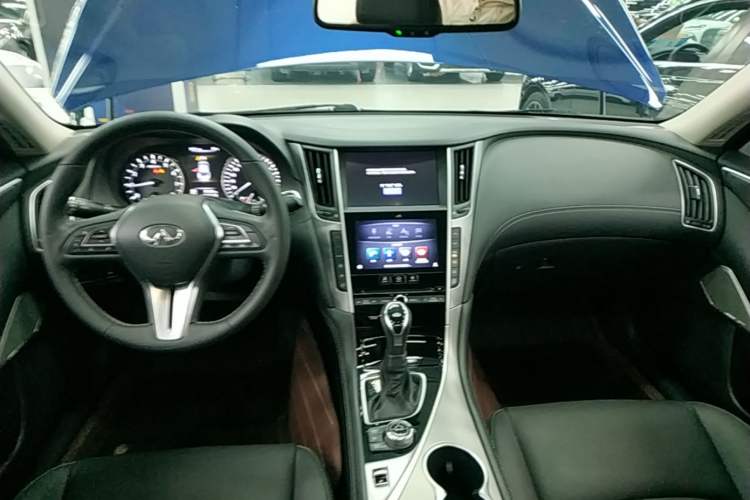 Used Infiniti Q50L 2018 2.0T Enjoyment Version China VI Standard Center Console