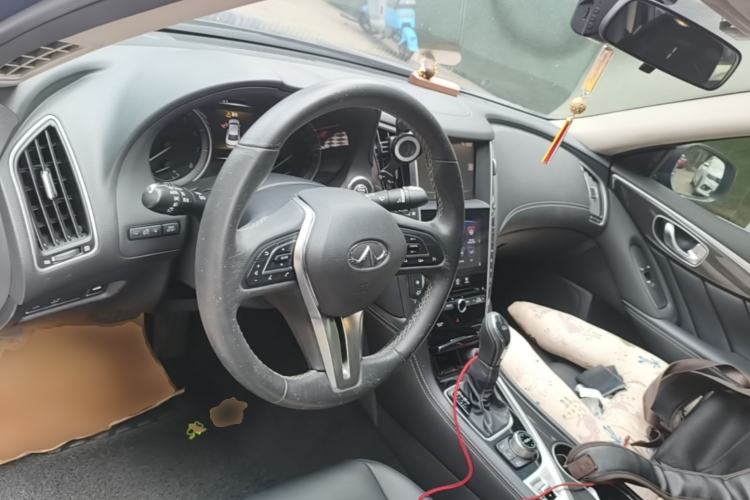 Used Infiniti Q50L 2018 2.0T Comfort Edition China VI Standard Center Console