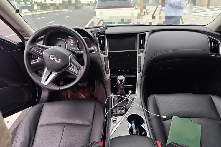 Used Infiniti Q50L 2018 2.0T Enjoyment Version China VI Standard Center Console